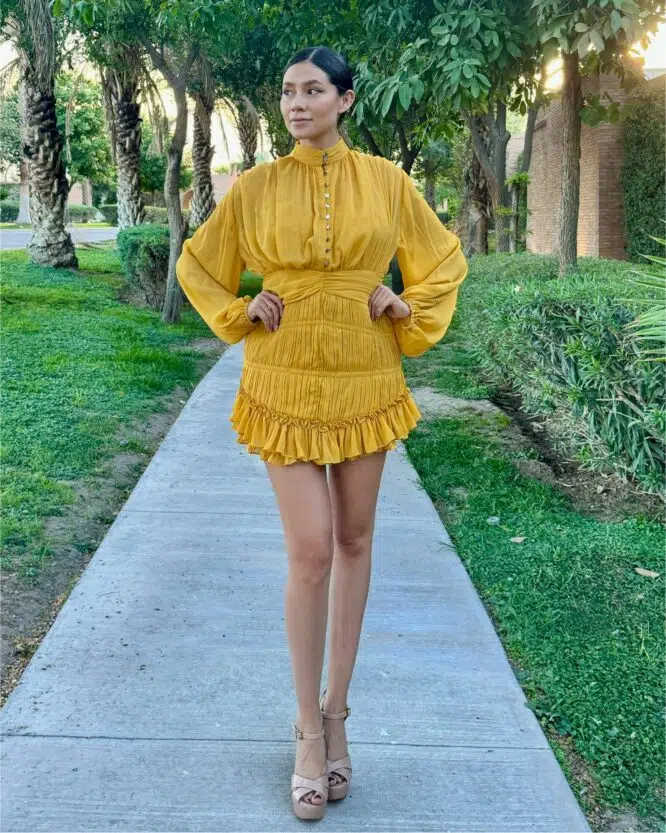 VESTIDO CORTO MOSTAZA